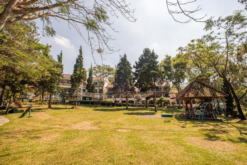 Capital O 1256 Sangga Buana Resort And Convention Hotel Cianjur Esterno foto